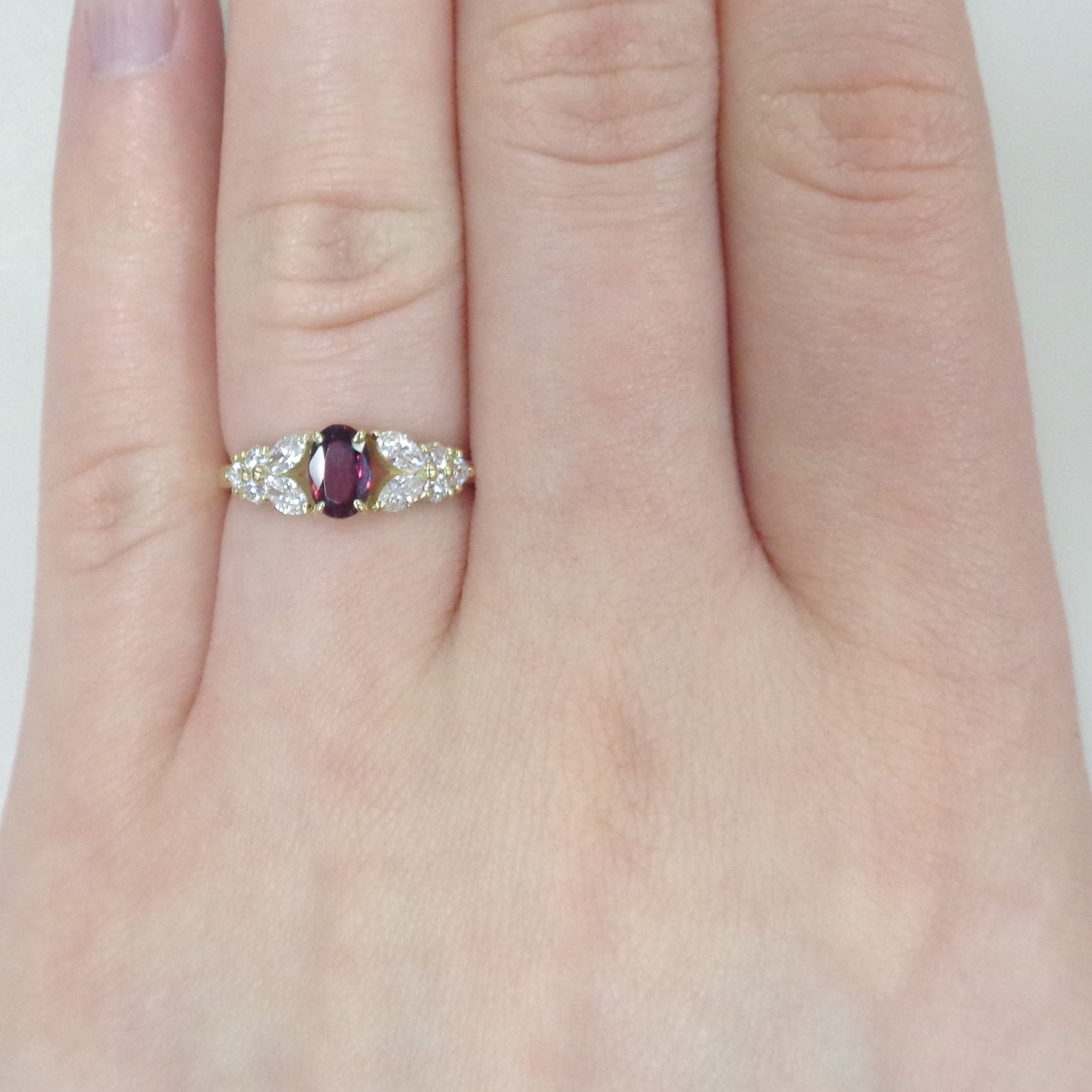 Кольцо из желтого золота с красной шпинелью